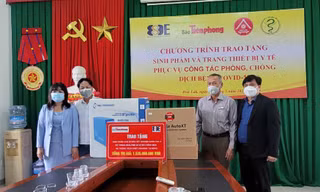 Đại diện tỉnh Đắk Lắk nhận máy xét nghiệm