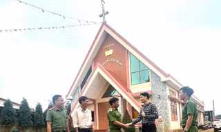 'Đi từng ngõ' tháo gỡ vướng mắc cho người dân 