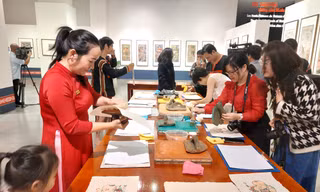 Trải nghiệm in tranh Đông Hồ 