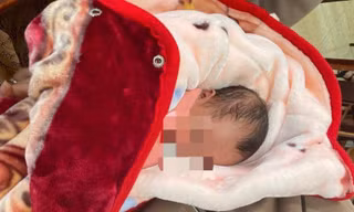 Bé gái ba tháng tuổi bị bỏ rơi gần bãi rác 