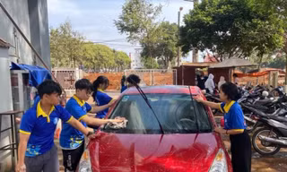 Tuổi trẻ Đắk Lắk rửa xe gây quỹ, mang Tết yêu thương đến trẻ vùng sâu