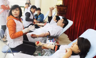 Cán bộ Y, bác sĩ bệnh viện Đống Đa cùng hiến máu cứu người.
