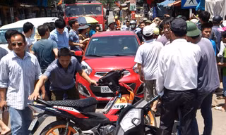 Người dân chặn bắt chiếc ô tô chở 2 đối tượng lấy trộm hộp đựng thẻ điện thoại.