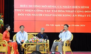 Các cá nhân điển hình chia sẻ kinh nghiệm hoàn lương. Ảnh: Tuấn Nguyễn
