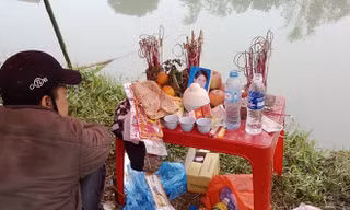 Người nhà lập bàn thờ cầu nguyện cho nạn nhân Đạo bên bờ sông Bắc Hưng Hải