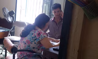 Người nhà chị Hồng đang làm việc với công an về vụ việc. Ảnh: Tuấn Nguyễn