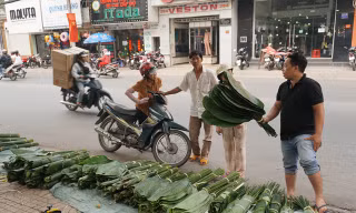 120.000 đồng một bó lá dong bán vỉa hè Sài Gòn