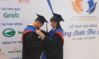Những hình ảnh dễ thương của 65 thủ khoa trong ngày nhận học bổng