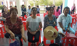 Người dân Thủ Thiêm phấn khởi đến gặp Chủ tịch UBND TPHCM