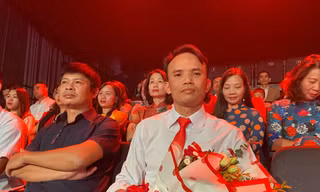 Thầy Mạnh (bên phải) trong lễ Tri ân thầy cô tháng 11/2020. 