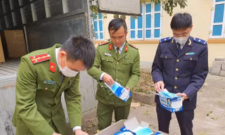Công an tỉnh Hà Giang thu giữ gần 62.000 khẩu trang chuyển bị xuất lậu sang Trung Quốc.