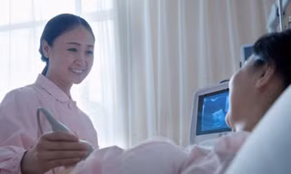 Sản phụ được khuyến cáo nên khám thai định kỳ theo lịch hẹn của bác sỹ. Ảnh minh họa. 