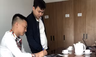 "Huấn hoa hồng" ký vào biên bản vi phạm hành chính. Ảnh: abei.gov.vn