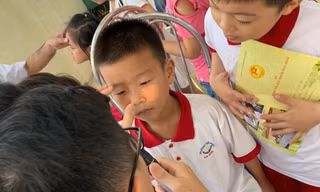 Học sinh được thăm khám sáng nay