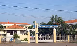 Học sinh bóp cổ cô giáo bị đình chỉ học 1 năm
