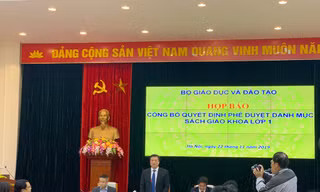 Thứ trưởng Nguyễn Hữu Độ công bố có 32 SGK được thông qua.