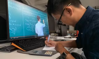 Học sinh học trực tuyến.