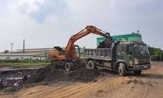 Công ty Cổ phần Quản lý Công trình Đô thị Hải Dương tự ý thu gom lại tro xỉ trả về nơi chôn lấp sau khi có phản ánh của báo chí. Ảnh: QH