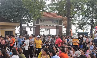 Phụ huynh quây kín sân trường đòi giải thích vì lạm thu đầu năm tại Trường tiểu học Sơn Đồng (Hà Nội)