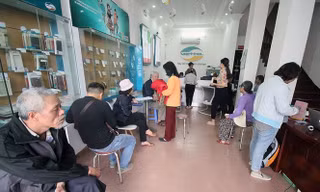 Khách hàng đến bổ sung thông tin thuê bao tại một điểm giao dịch của Viettel.