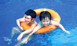 Bao giờ học sinh tiểu học Việt Nam mới được phổ cập bơi lội? 