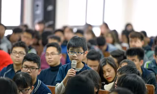 Học sinh nhỏ tuổi cũng hào hứng tham gia hội thảo tư vấn du học