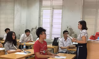 Thí sinh nghe phổ biến quy chế thi tại điểm thi THCS Phan Đình Giót