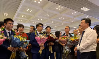 Thứ trưởng Nguyễn Hữu Độ chia vui với đoàn học sinh tham dự Olympic Toán 2019