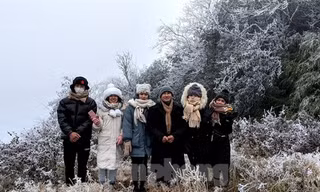 Du khách lên Cao Bằng ngắm băng giá trong đợt rét này. Ảnh: H.Cương