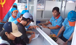 Giới thiệu việc làm ngay tại bến xe Ảnh: Q.M