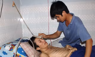 Chàng trai bốn năm chăm sóc hàng xóm nhận học bổng