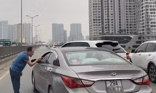Bản tin 8H: Tài xế Porsche chặn đầu, nhổ nước bọt vào xe khác ở Hà Nội