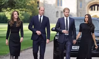 Vua Charles, William - Kate và Harry - Meghan đều bị sụt giảm danh tiếng