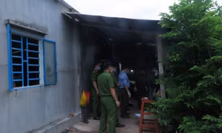 Bản tin 8H: Con ngủ dậy phát hiện cha mẹ đã tử vong
