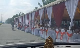 Xôn xao đám cưới dựng rạp như dãy nhà trên đường lớn ở Bình Dương