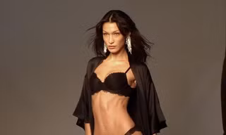 Bella Hadid bị chỉ trích vì thân hình trơ xương