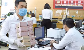 Đua huy động lãi suất cao, ngân hàng bắt đầu ngấm đòn