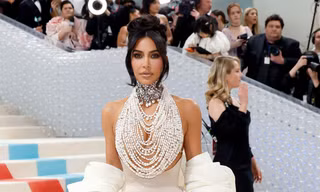 Met Gala 2023: Kim Kardashian để ngực trần, Lil Nas X chỉ mặc nội y