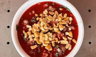 Gia đình 7 người cùng nhập viện nghi do ăn tiết canh bò