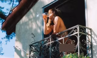 Minh tinh Halle Berry khỏa thân trên ban công