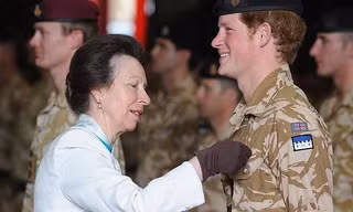 Khi Hoàng tử Harry than vãn, Công chúa Anne được gọi tên