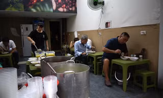 Quán cháo đậu cà đặc sản Hà Nội bán hơn 300 bát ngày nắng nóng