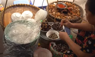 Độc đáo món bún ốc nguội thanh mát trong những ngày hè oi bức của Hà Nội