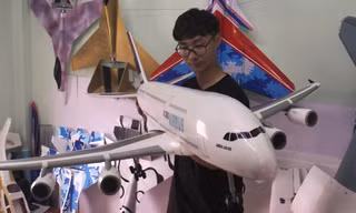 Chàng sinh viên đam mê làm hàng trăm mô hình máy bay điều khiển từ xa bay được 180 km/h