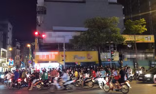 Rất đông người dân dừng lại theo dõi vụ việc. Ảnh: Facebook.