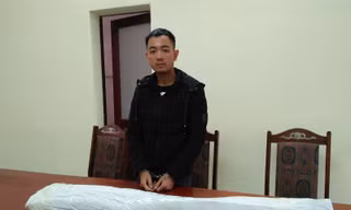 Hưng cùng tang vật vụ án. Ảnh: Công an Hưng Yên.