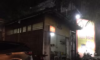 Khu vực nam thanh niên trèo lên mái nhà