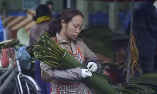 Những ngày cuối năm, chợ lá dong trở nên sôi động, kẻ mua người bán tấp nập từ sáng sớm. Ảnh: Thanh Hà.