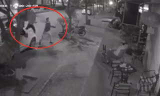 Hình ảnh vụ việc bị camera ghi lại.