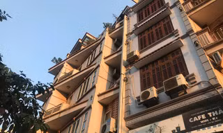 Ngôi nhà được cho là nơi thanh niên rơi xuống.